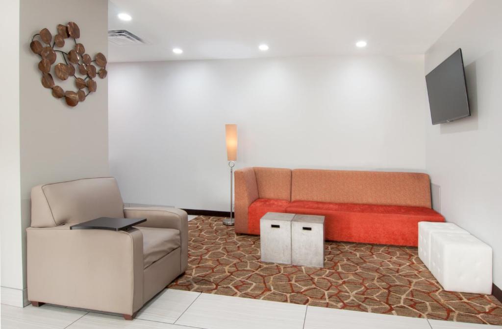 Holiday Inn Express & Suites Nashville-I-40 & I-24(Spence Lane) an IHG Hotel image 12