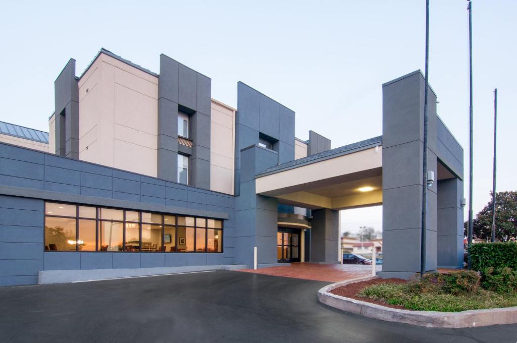 Holiday Inn Express & Suites Nashville-I-40 & I-24(Spence Lane) an IHG Hotel image 6