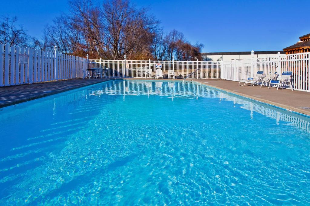 Holiday Inn Express & Suites Nashville-I-40 & I-24(Spence Lane) an IHG Hotel image 7